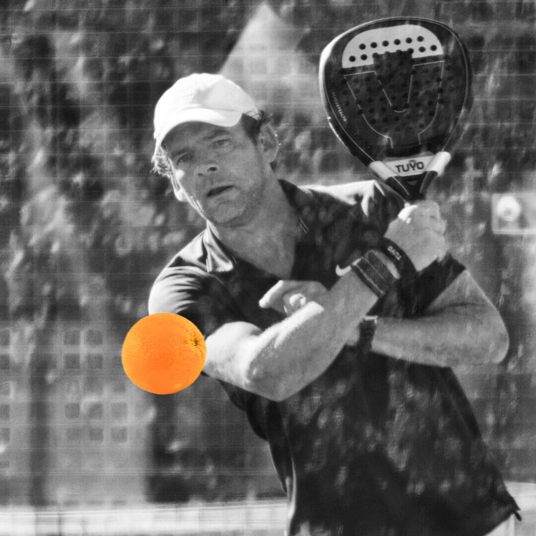 Action photo of Sven-Erik, creative at Yellow Orange Agency, with his Tuyo padel racket. Sven-Erik specializes in concept development and creative ideas, bringing his passion for sports and branding together in this unique padel brand.