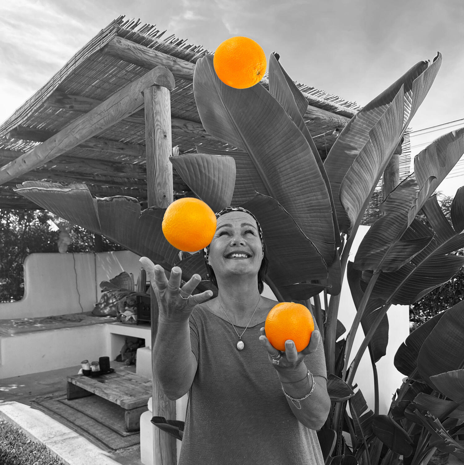 Jacqueline Bastiaansen juggles three oranges, reflecting her creativity and expertise in brand strategy. An experienced brand strategist at Yellow Orange Agency, she has worked with leading brands such as Greenchoice, KPN, Volkswagen and mee